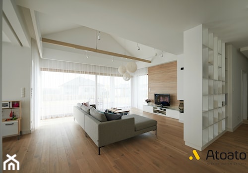 salon w stylu skandynawskim z drewnianą podłogą - zdjęcie od StudioAtoato