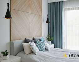 sypialnia z drewnianym panelem na ścianie - zdjęcie od StudioAtoato - Homebook