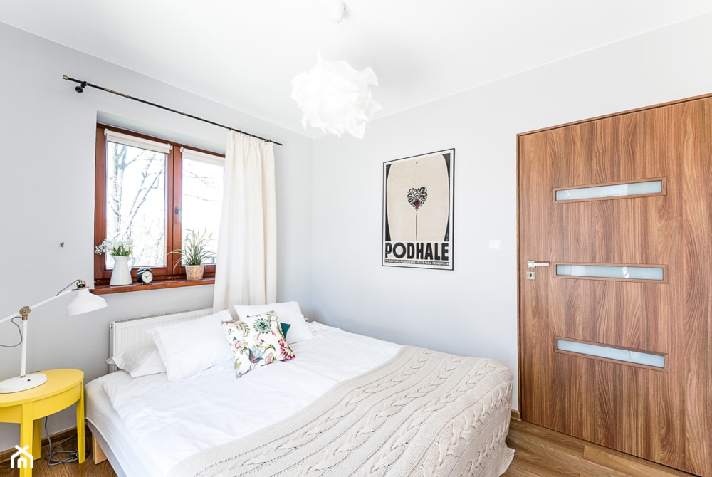 Apartament Topolowy - Średnia biała szara sypialnia, styl skandynawski - zdjęcie od jedna.pani.s - Homebook