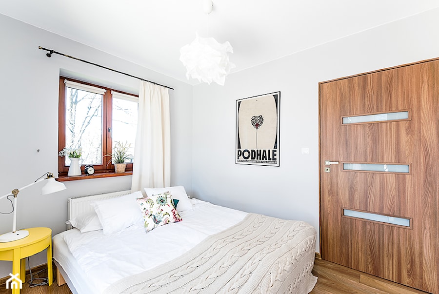 Apartament Topolowy - Średnia biała szara sypialnia, styl skandynawski - zdjęcie od jedna.pani.s