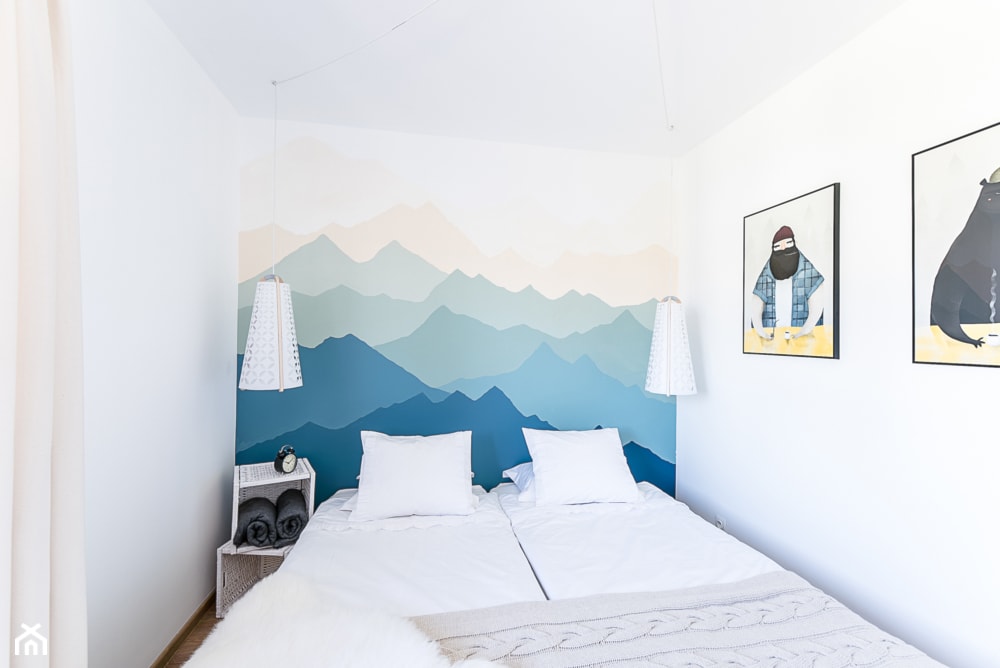 Biała sypialnia z błękitną fototapetą
