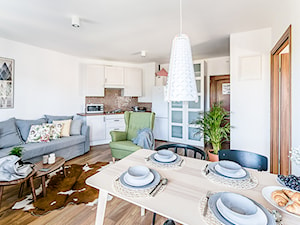 Apartament Topolowy - Duża biała jadalnia w salonie w kuchni, styl skandynawski - zdjęcie od jedna.pani.s