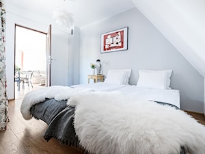 Apartament Daglezja - Średnia biała szara sypialnia na poddaszu z balkonem / tarasem, styl skandynawski - zdjęcie od jedna.pani.s