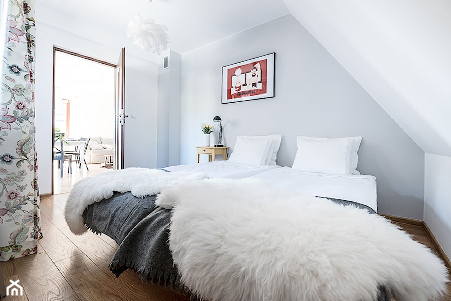 Apartament Daglezja - Średnia biała szara sypialnia na poddaszu z balkonem / tarasem, styl skandynawski - zdjęcie od jedna.pani.s