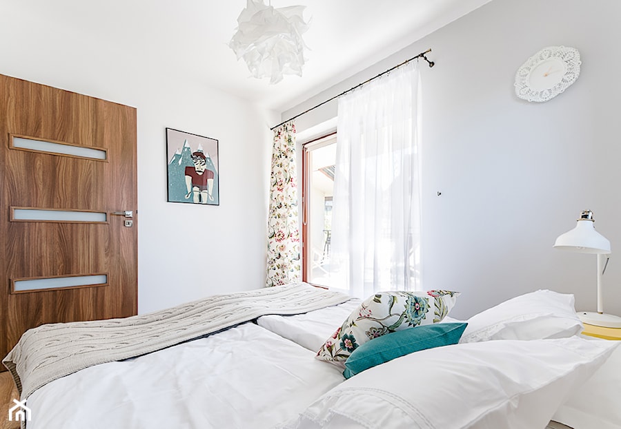 Apartament Topolowy - Średnia biała szara sypialnia z balkonem / tarasem, styl skandynawski - zdjęcie od jedna.pani.s