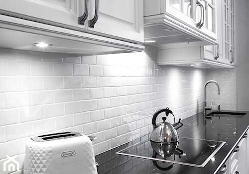 Mokotów Park - Średnia otwarta biała szara z zabudowaną lodówką z podblatowym zlewozmywakiem kuchnia jednorzędowa z oknem, styl tradycyjny - zdjęcie od architekt Roland Stańczyk | RS Studio Projektowe