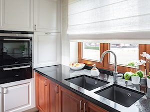Kuchnia klasyczna - Średnia biała z zabudowaną lodówką z podblatowym zlewozmywakiem kuchnia w kształcie litery l z oknem, styl nowoczesny - zdjęcie od architekt Roland Stańczyk | RS Studio Projektowe