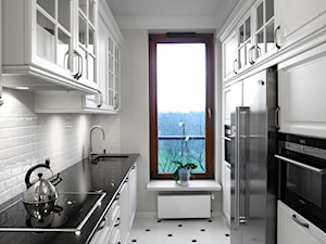 Mokotów Park - Średnia biała z zabudowaną lodówką z podblatowym zlewozmywakiem kuchnia dwurzędowa, styl tradycyjny - zdjęcie od architekt Roland Stańczyk | RS Studio Projektowe