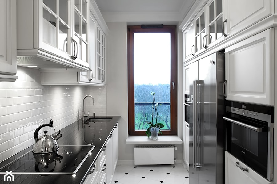 Mokotów Park - Średnia biała z zabudowaną lodówką z podblatowym zlewozmywakiem kuchnia dwurzędowa, styl tradycyjny - zdjęcie od architekt Roland Stańczyk | RS Studio Projektowe