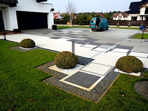 2 - Duży ogród przed domem, styl nowoczesny - zdjęcie od Brukomax