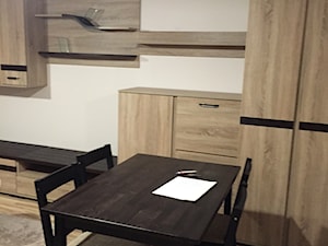 Kawalerka 1 - Mała szara jadalnia jako osobne pomieszczenie, styl minimalistyczny - zdjęcie od Karolina Beyer