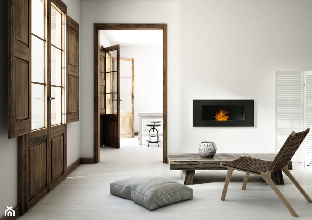 salon w stylu minimalistycznym z biokominkiem, drewniany fotel, okna z drewnianymi okiennicami