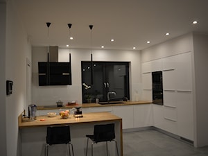 Dom jednorodzinny 3 - Średnia otwarta z salonem biała z zabudowaną lodówką z nablatowym zlewozmywakiem kuchnia w kształcie litery l z oknem, styl nowoczesny - zdjęcie od EBBE Design Projektowanie Wnętrz