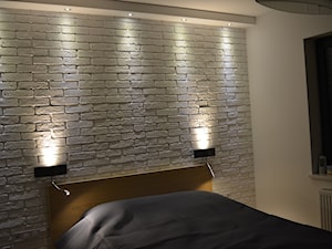 Dom jednorodzinny 3 - Mała beżowa biała sypialnia, styl nowoczesny - zdjęcie od EBBE Design Projektowanie Wnętrz