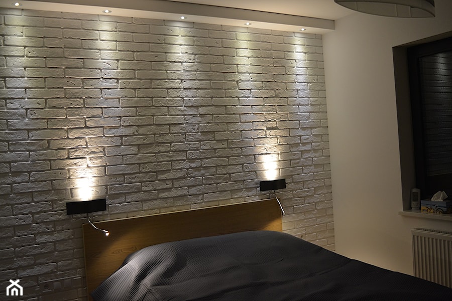 Dom jednorodzinny 3 - Mała beżowa biała sypialnia, styl nowoczesny - zdjęcie od EBBE Design Projektowanie Wnętrz