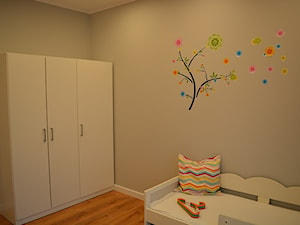 Pokój dziecka 1 - Mały szary pokój dziecka dla dziecka dla chłopca dla dziewczynki - zdjęcie od EBBE Design Projektowanie Wnętrz