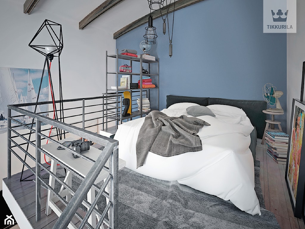 nowoczesna sypialnia na antresoli, geometryczne metalowe lampy, niebieska ściana w sypialni