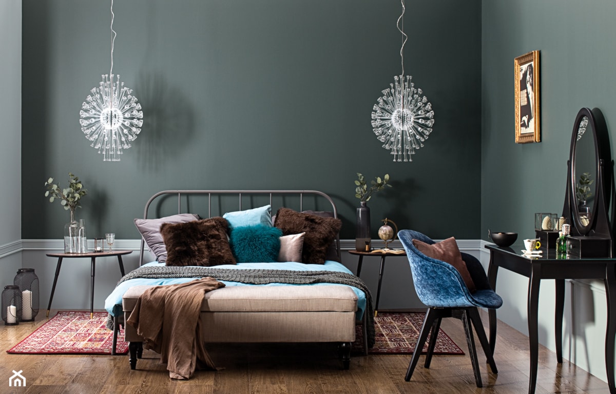 Sypialnia w stylu glamour pomalowana szarą farbą do ścian