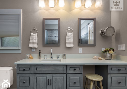 Kolekcja Tikkurila Deco Grey - Średnia łazienka z oknem - zdjęcie od Tikkurila