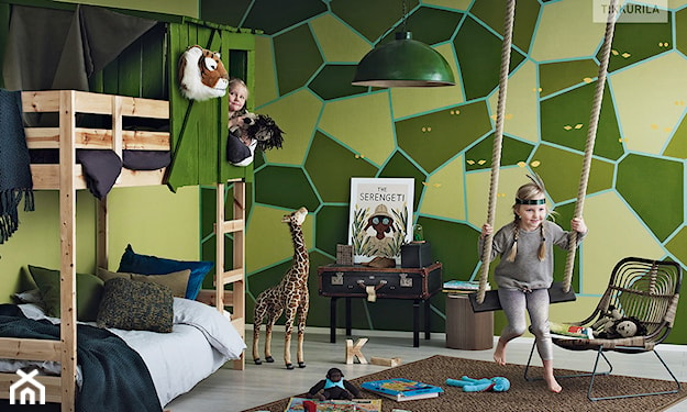 pokój dziecka z huśtawką i zieloną ścianą