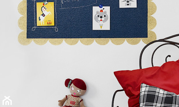 białe ściany i farba tablicowa w pokoju dziecka