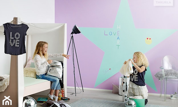 fioletowa ściana i zielona gwiazda w pokoju dziecka