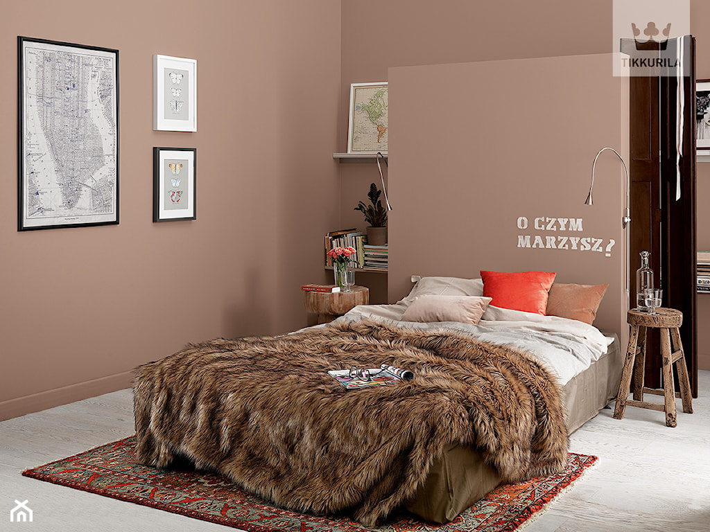 sypialnia w stylu boho, futrzany pled, brązowe ściany, sypialnia w odcieniach brązu