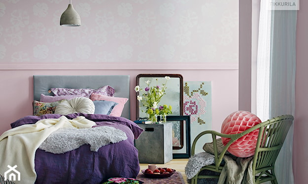 różowe ściany w sypialni, fioletowa narzuta, motywy kwiatowe w sypialni