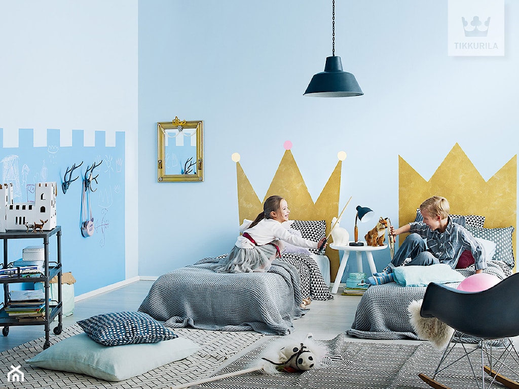 niebieski pokój dla dziecka z zagłówkiem koroną