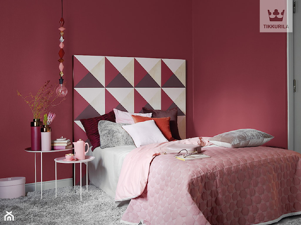 burgundowa sypialnia, nowoczesna sypialnia w odcieniach czerwieni, zagłówek z geometrycznym wzorem