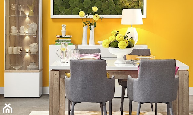 żółte ściany w jadalni, białe meble w jadalni, szare krzesła