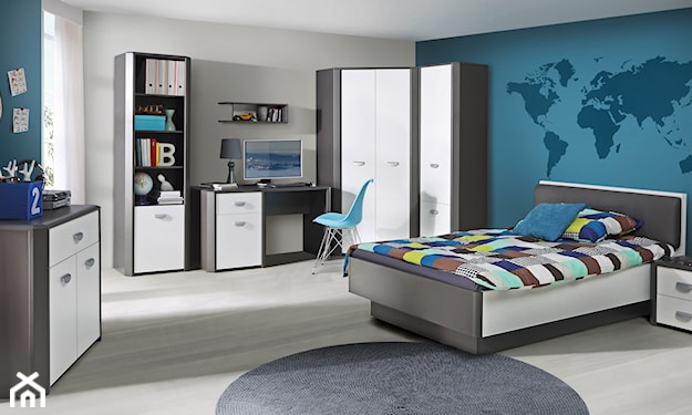 kolorowa narzuta na łóżko, siwy, okrągły dywan, mapa świata na ścianie