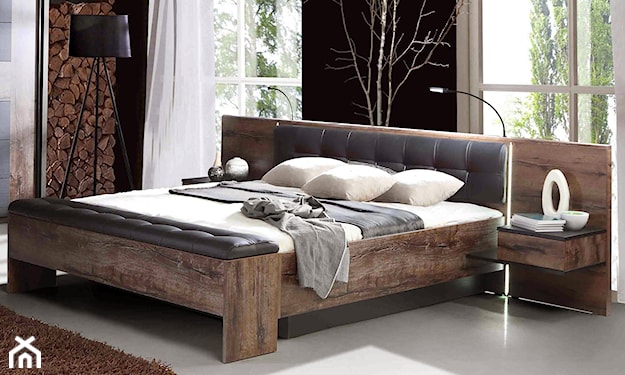 duże łóżko w kolorze brązowym