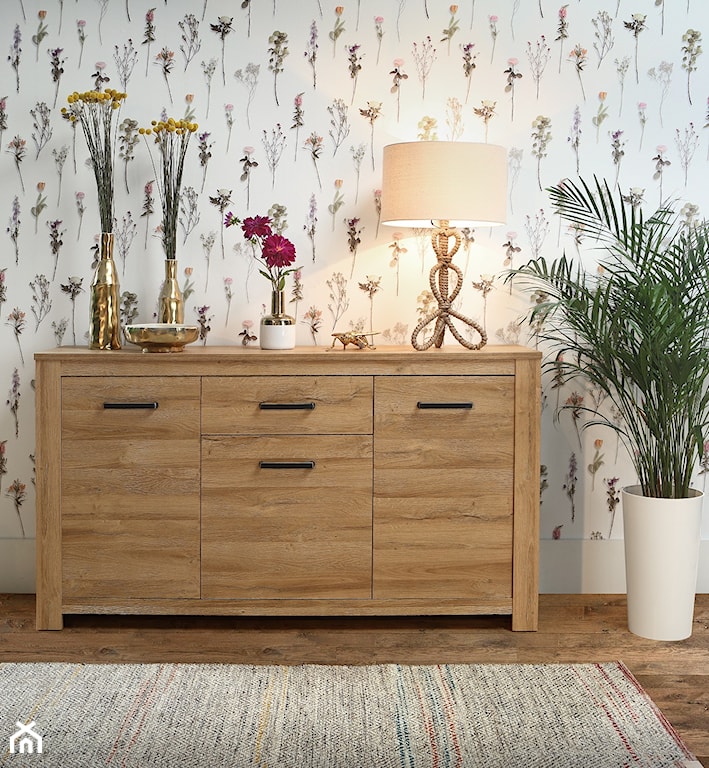 drewniane panele w salonie, drewniana komoda, tapeta z polnymi kwiatami