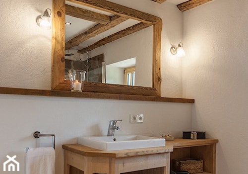 Dekoracje w starym drewnie - Mała z lustrem łazienka z oknem, styl tradycyjny - zdjęcie od alldeco