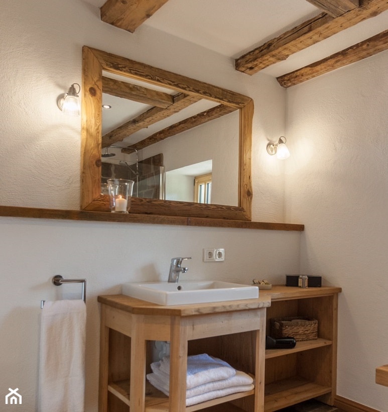 Dekoracje w starym drewnie - Mała z lustrem łazienka z oknem, styl tradycyjny - zdjęcie od alldeco - Homebook