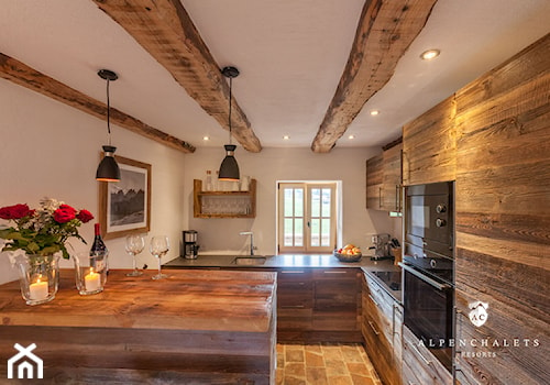 Kuchnia w starym drewnie - Duża otwarta z zabudowaną lodówką kuchnia w kształcie litery l z oknem, styl rustykalny - zdjęcie od alldeco