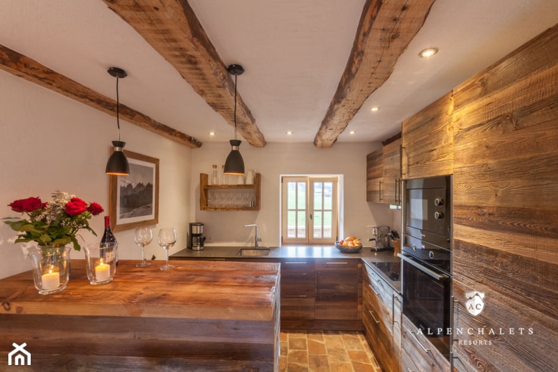 Kuchnia w starym drewnie - Duża otwarta z zabudowaną lodówką kuchnia w kształcie litery l z oknem, styl rustykalny - zdjęcie od alldeco - Homebook