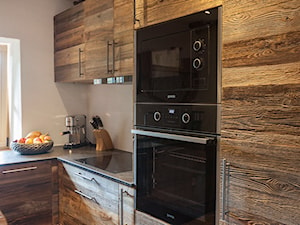 Kuchnia w starym drewnie - Z zabudowaną lodówką kuchnia z oknem, styl rustykalny - zdjęcie od alldeco