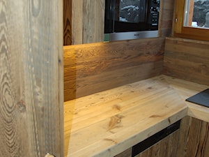 Kuchnia w starym drewnie - Mała zamknięta z zabudowaną lodówką z nablatowym zlewozmywakiem kuchnia w kształcie litery l z oknem, styl rustykalny - zdjęcie od alldeco