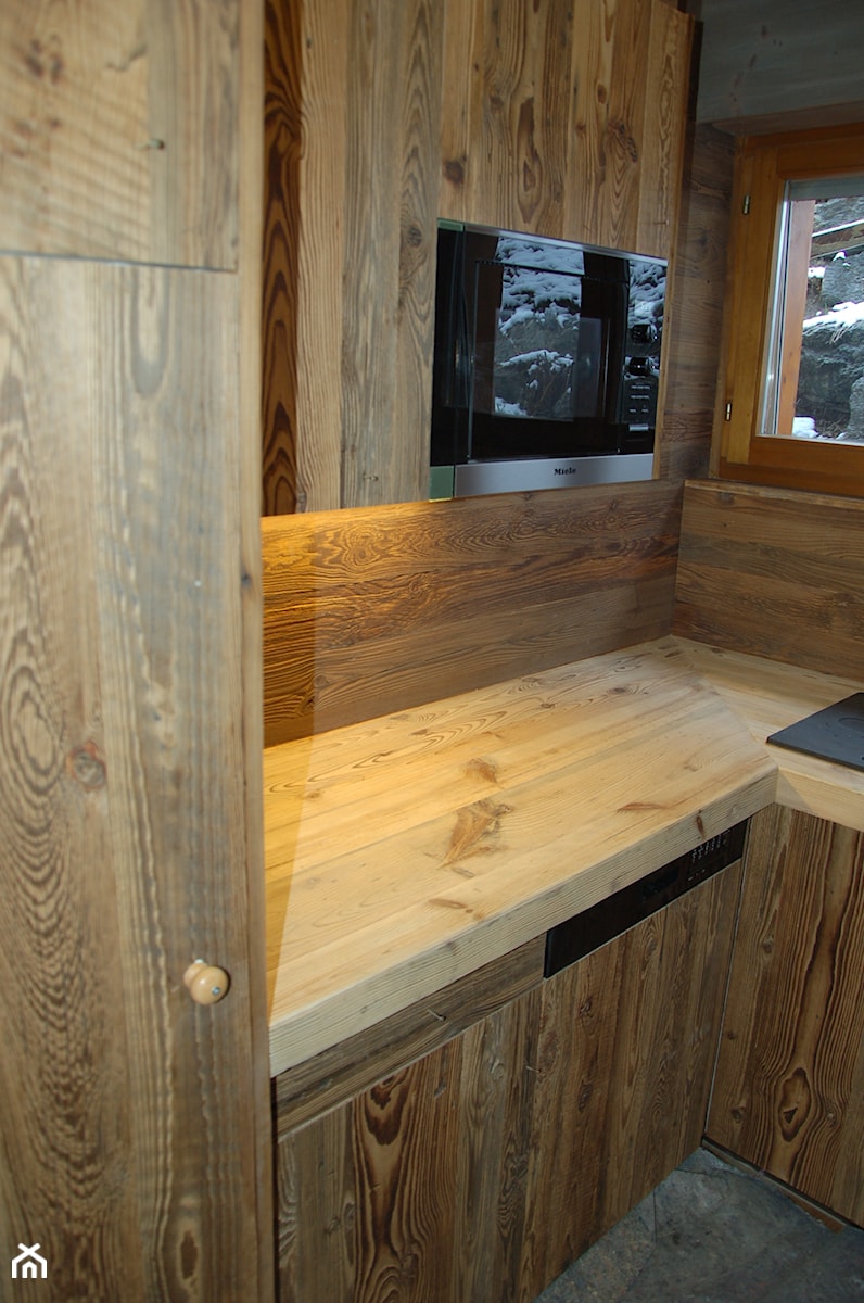 Kuchnia w starym drewnie - Mała zamknięta z zabudowaną lodówką z nablatowym zlewozmywakiem kuchnia w kształcie litery l z oknem, styl rustykalny - zdjęcie od alldeco