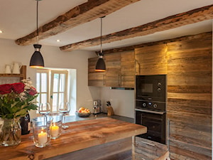 Kuchnia w starym drewnie - Średnia zamknięta z kamiennym blatem biała kuchnia w kształcie litery l z wyspą lub półwyspem z oknem, styl rustykalny - zdjęcie od alldeco