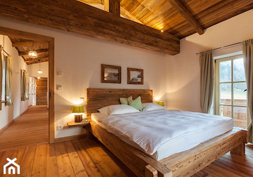Średnia biała sypialnia na poddaszu, styl tradycyjny - zdjęcie od alldeco