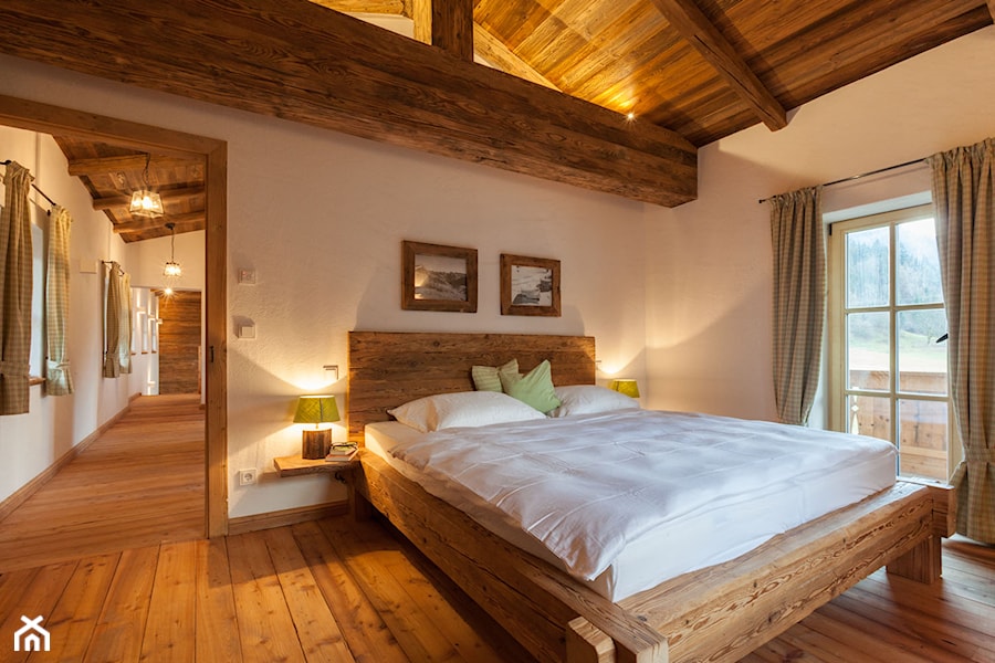 Średnia biała sypialnia na poddaszu, styl tradycyjny - zdjęcie od alldeco