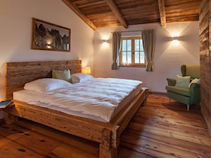 Średnia szara sypialnia na poddaszu, styl tradycyjny - zdjęcie od alldeco