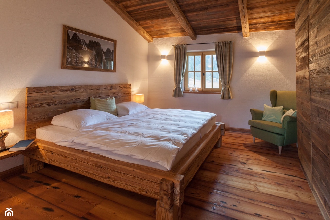 Średnia szara sypialnia na poddaszu, styl tradycyjny - zdjęcie od alldeco - Homebook
