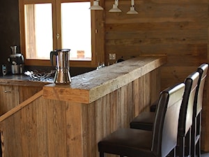 Kuchnia w starym drewnie - Średnia zamknięta czarna z lodówką wolnostojącą kuchnia w kształcie litery l z oknem, styl vintage - zdjęcie od alldeco
