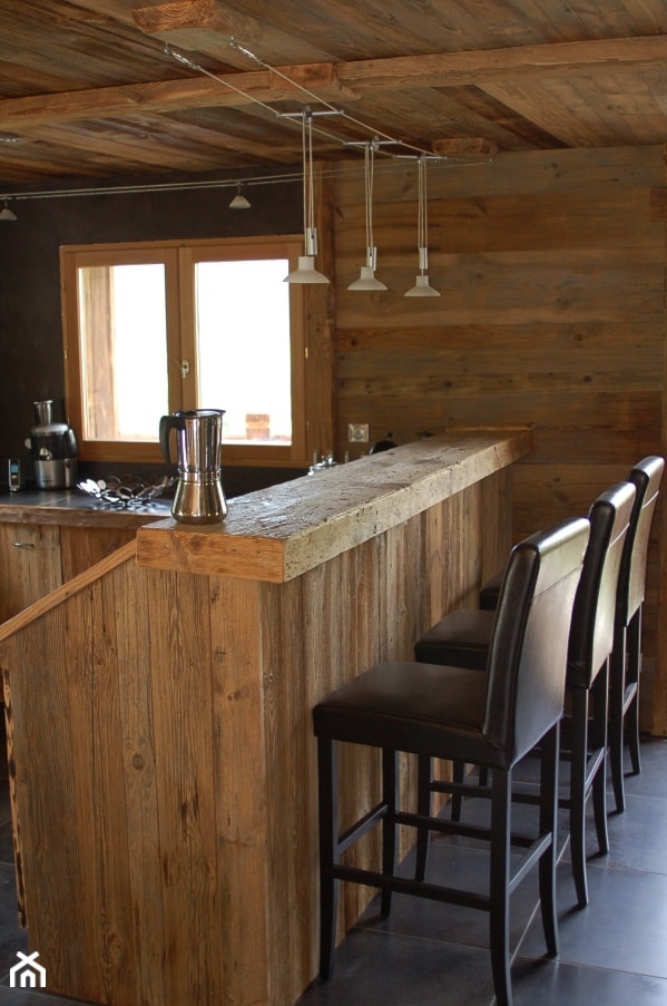 Kuchnia w starym drewnie - Średnia zamknięta czarna z lodówką wolnostojącą kuchnia w kształcie litery l z oknem, styl vintage - zdjęcie od alldeco