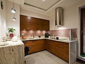 Ząbki - Średnia otwarta biała z zabudowaną lodówką kuchnia w kształcie litery u, styl nowoczesny - zdjęcie od BB Studio - Projektowanie Wnętrz