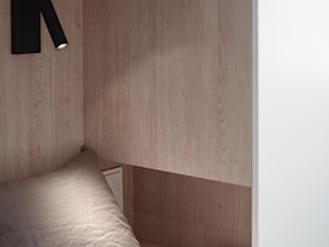 Minimalistyczna zabudowa w sypialni, mnogość funkcji - zdjęcie od MONARCHIA DESIGN